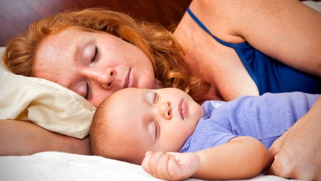 Dormi cu bebe in pat