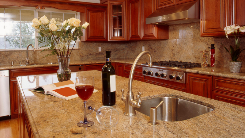 Granitul – o piatră naturală adesea folosită în amenajări. Întreținere și moduri de utilizare