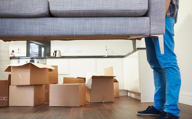 De ce e atât de complicat să scapi legal de mobila voluminoasă