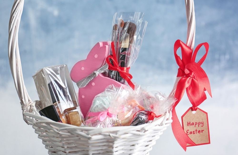 Ce duci când mergi în vizită la rude de Paști – idei de coșuri cadou de Paște
