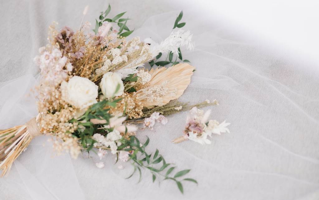 beautiful-elegant-wedding-decoration-photo-session-romantic-meaningful-bride-groom-decorative