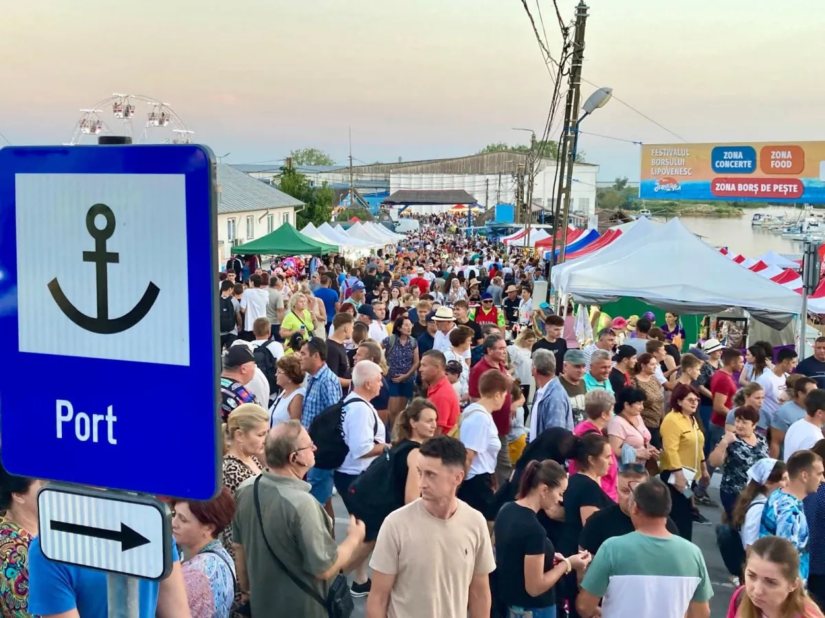 Zeci de turiști păcăliți de AI și agenții: Au mers la Jurilovca pentru un festival inexistent