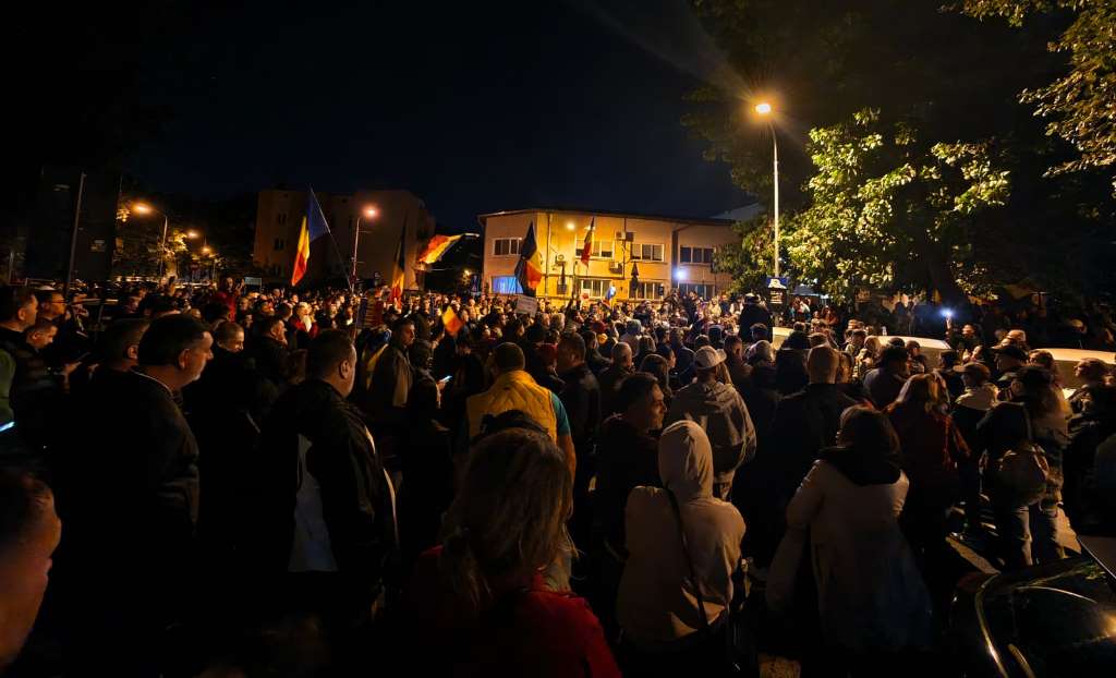 Ziua sute, seara mii protestul de la Arestul Central crește zi de zi, iar televiziunile tac