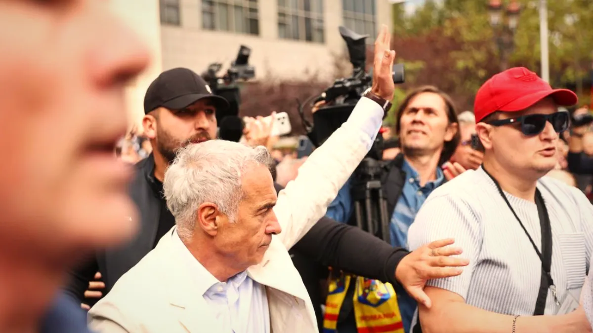 Călin Georgescu ar fi făcut salutul legionar după ieșirea din secția de poliție