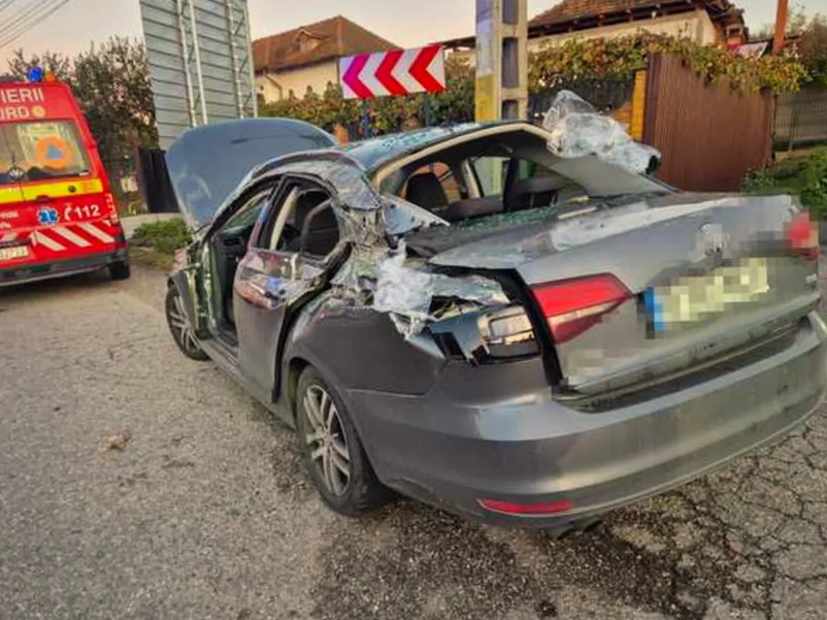 Container cu plastic acroșat pe mașină în Argeș / Trei rănite / Trafic oprit