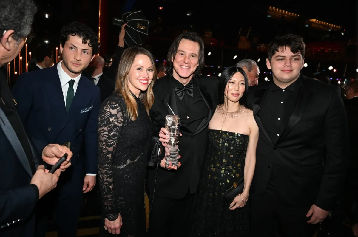 Jim Carrey s-a căsătorit cu partenera sa misterioasă, pe care a prezentat-o la Premiile César