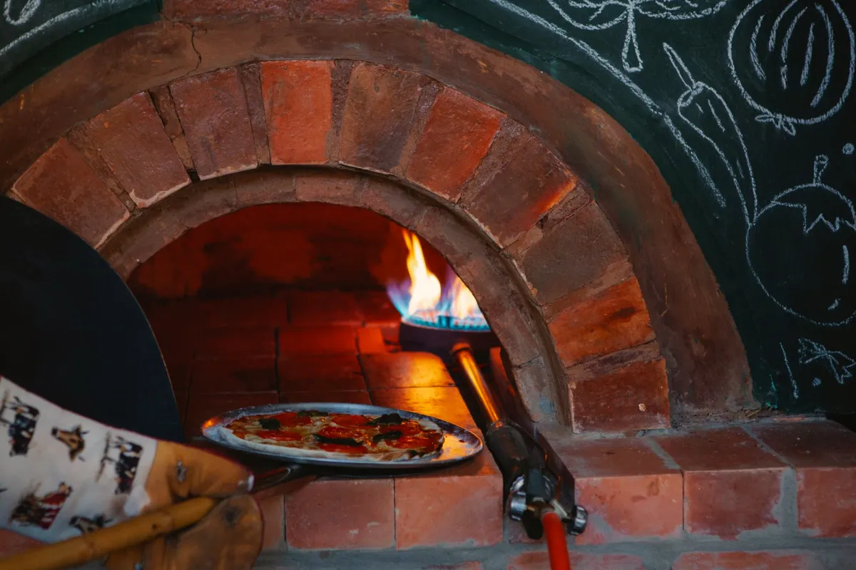 La acoperişul pizzeriei din campusul Tudor Vladimirescu a izbucnit un incendiu