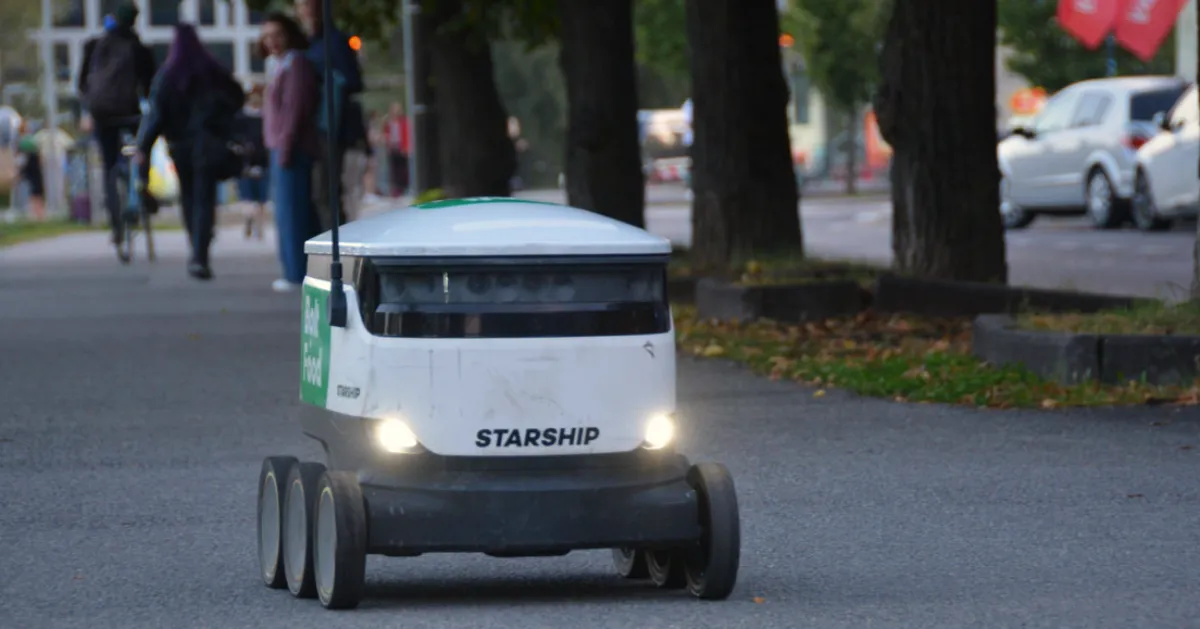 Robot de livrări a intrat în intersecție și a provocat accident cu autobuz
