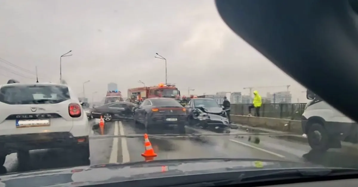 Trei răniți după ce o mașină a intrat pe contrasens și s-a ciocnit cu un autobuz și două autoturisme