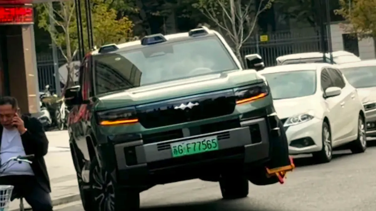 Un SUV BYD merge pe trei roți, dar nu e o soluție la blocări